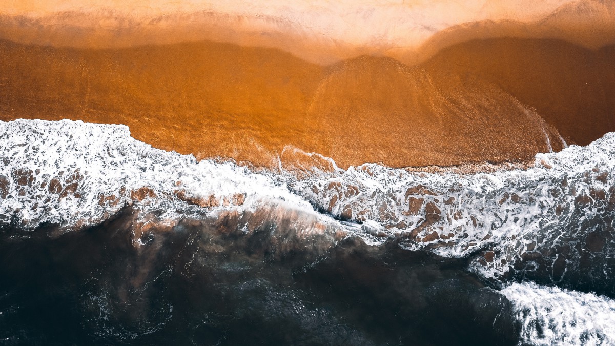 桌面壁纸 风景 大海海滨 > 奔腾的海浪浪花图片上一组图 下一组图
