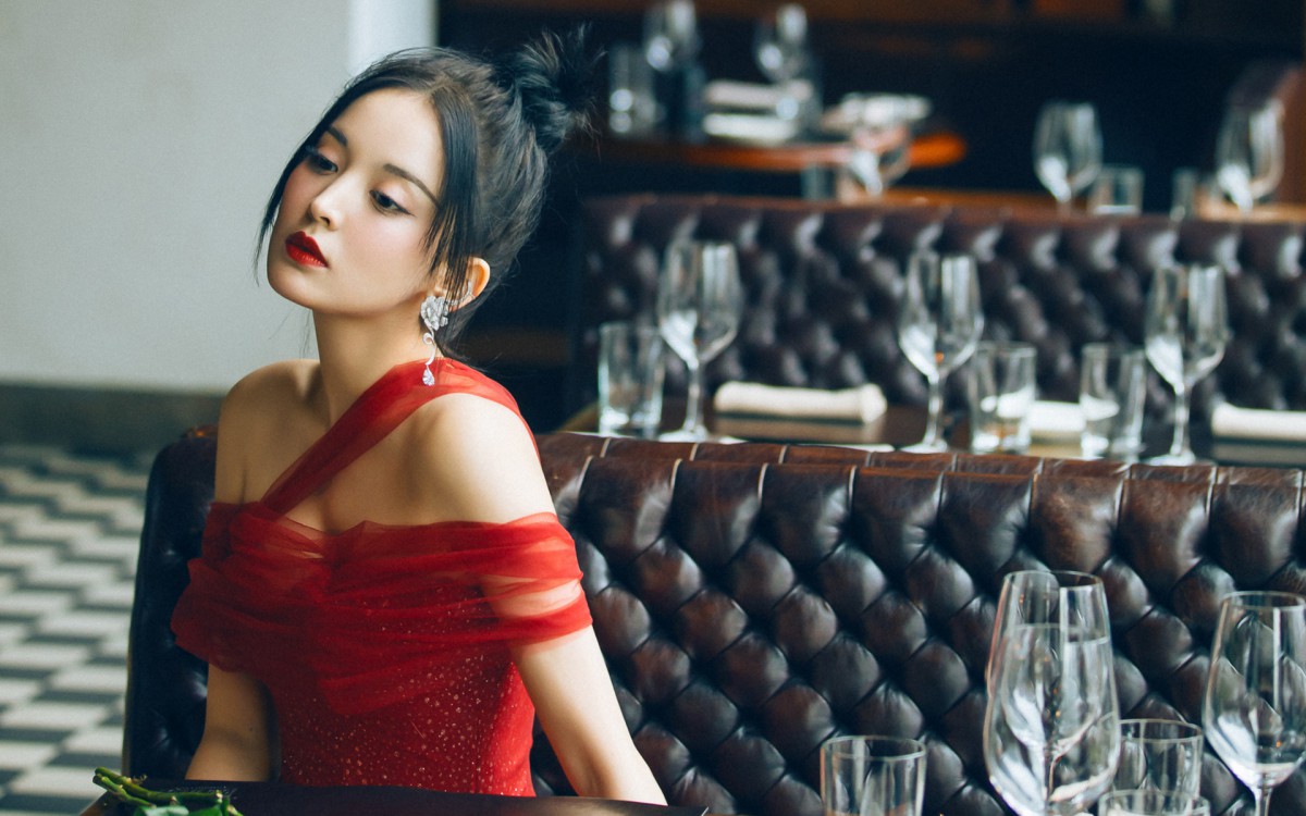 古力娜扎酒吧美艳性感图片-美女壁纸-高清美女图片-第10图-娟娟壁纸