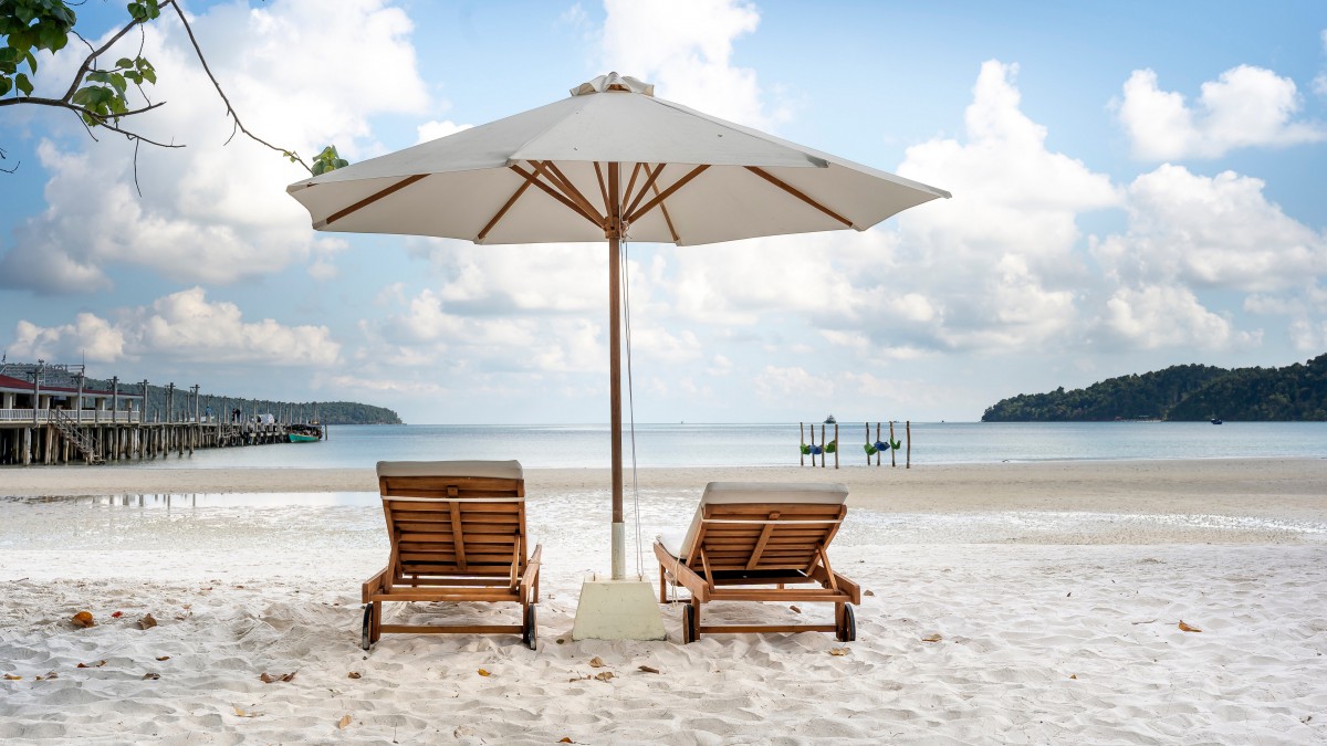 海边沙滩休闲躺椅图片(2/11)