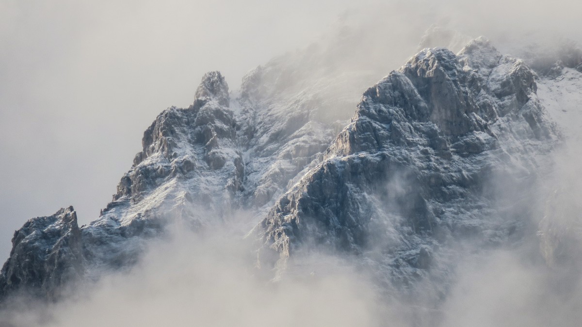 桌面壁纸 风景 雪山雪景 > 天气恶劣的雪山图片上一组图 下一组图
