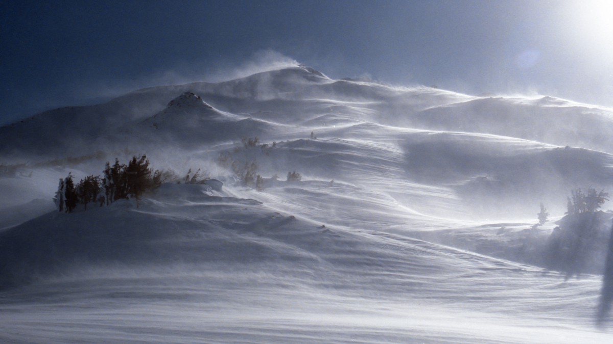 天气恶劣的雪山图片-风景壁纸-高清风景图片-第7图-娟娟壁纸