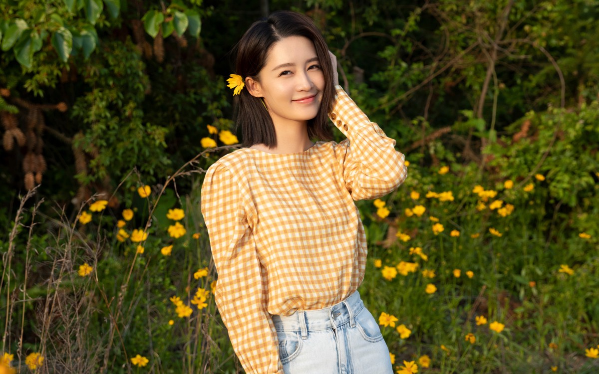 李沁黄色格子衫壁纸-美女壁纸-高清美女图片-第6图-娟娟壁纸