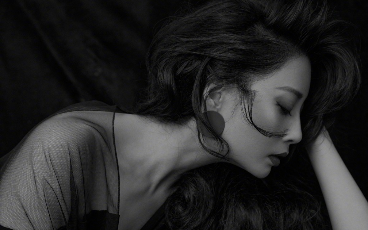 殷桃卷发图片壁纸88