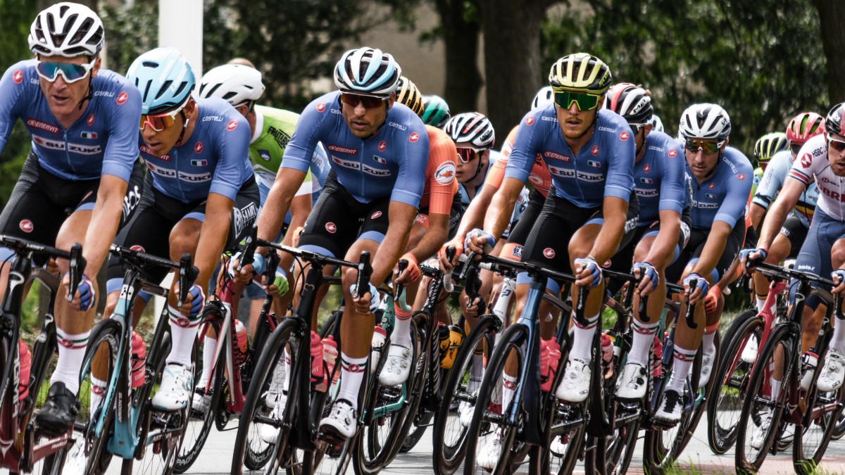 公路自行车比赛高清图片,分享一组运动写真图片给大家,图中的桌面壁纸