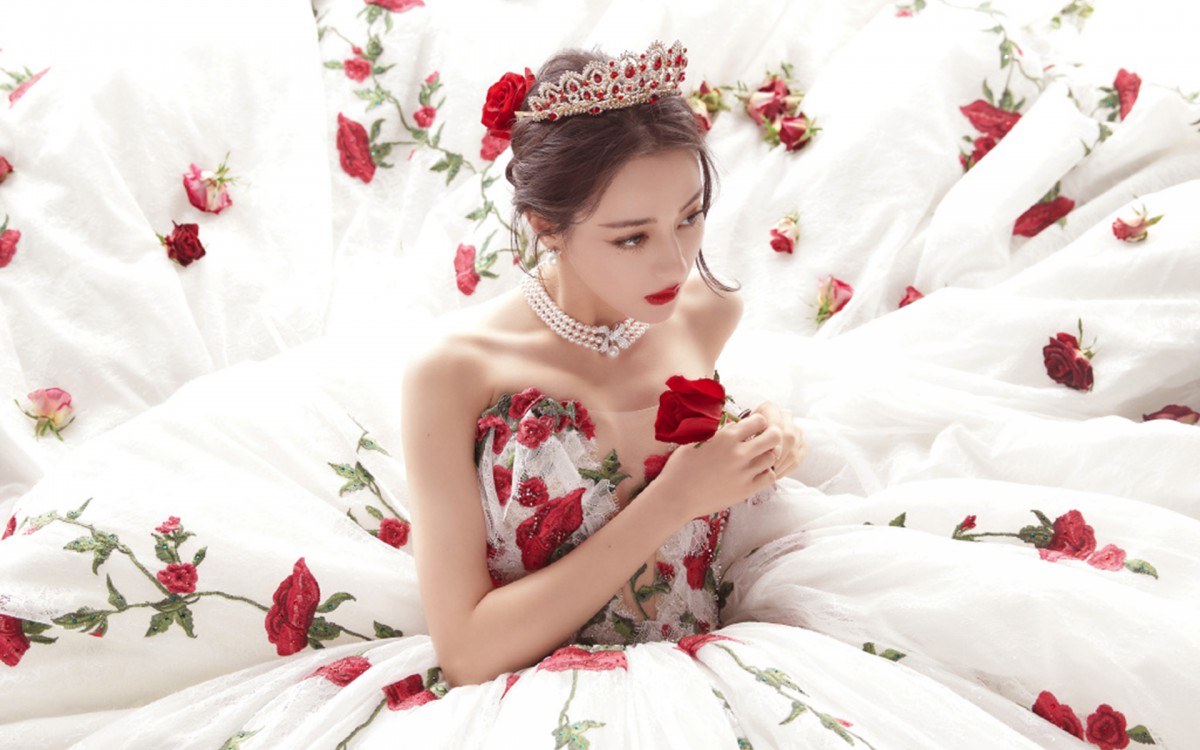 迪丽热巴超美纱裙照图片-美女壁纸-高清美女图片-娟娟壁纸