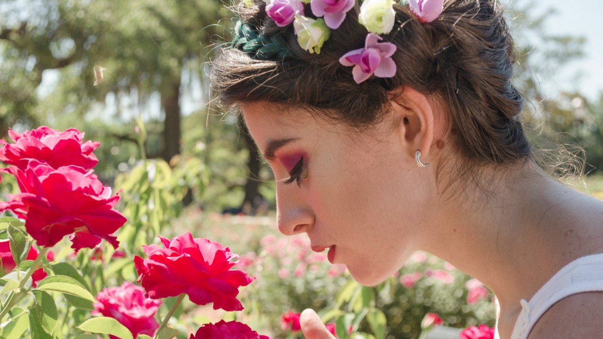 闻花香的女生图片