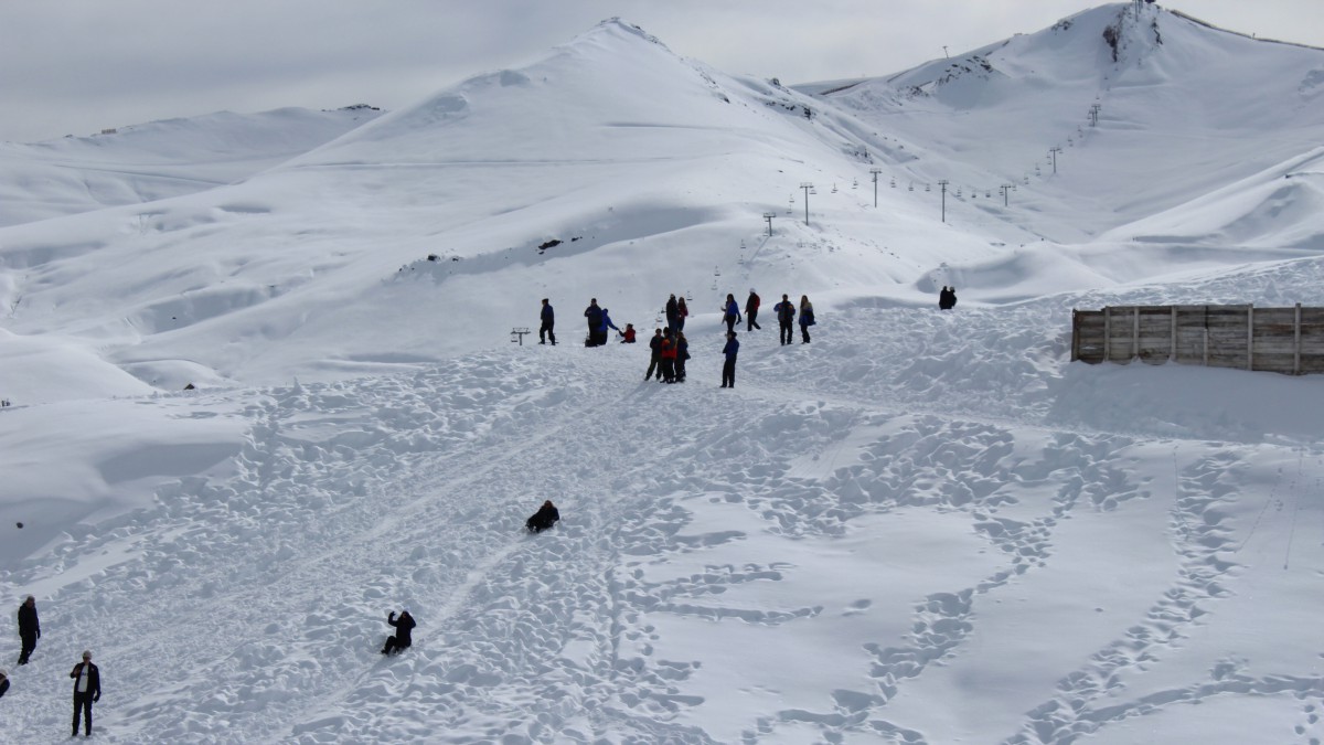 高清高山滑雪場地滑雪圖片