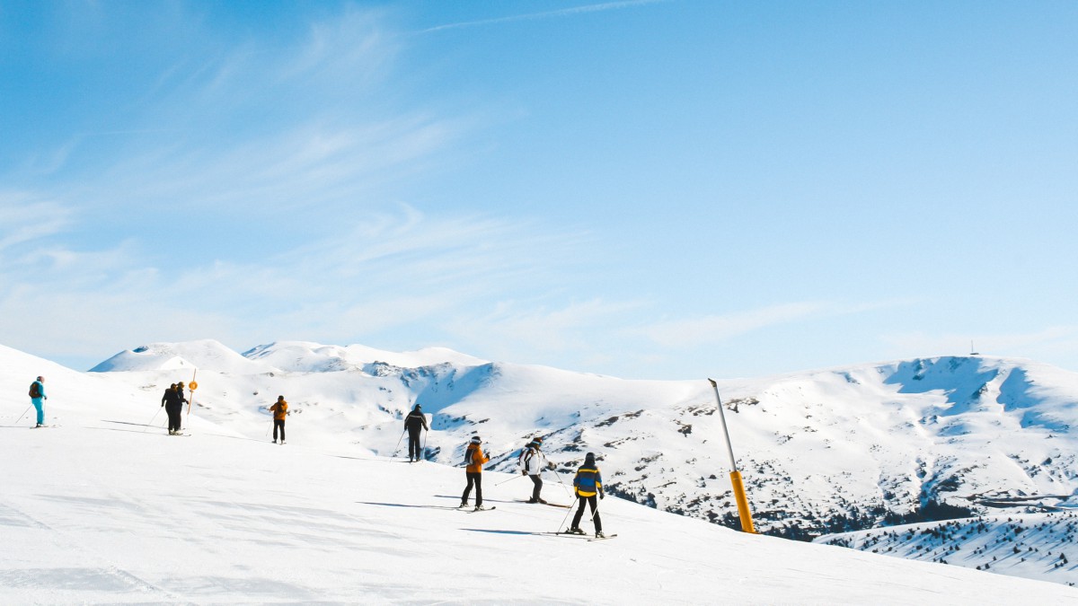 高清高山滑雪場地滑雪圖片