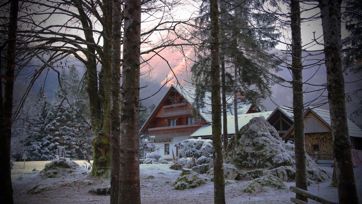 深山里的雪景小屋图片78
