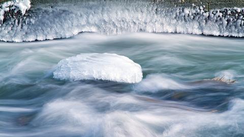 解冻的溪水河流图片