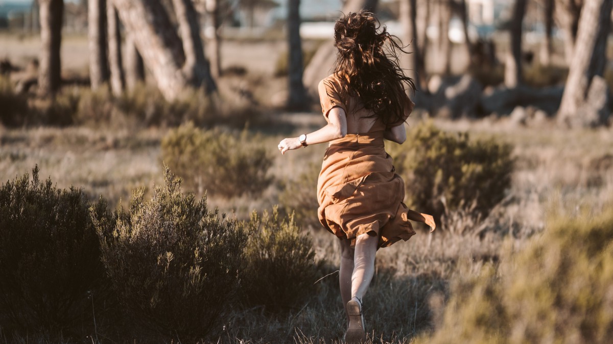 女人奔跑优美图片-人物壁纸-高清人物图片-第7图-娟娟壁纸