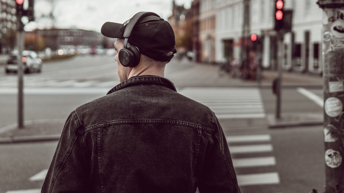 戴耳机听音乐图片-人物壁纸-高清人物图片-第6图-娟娟壁纸