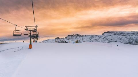 滑雪场索道风景图片