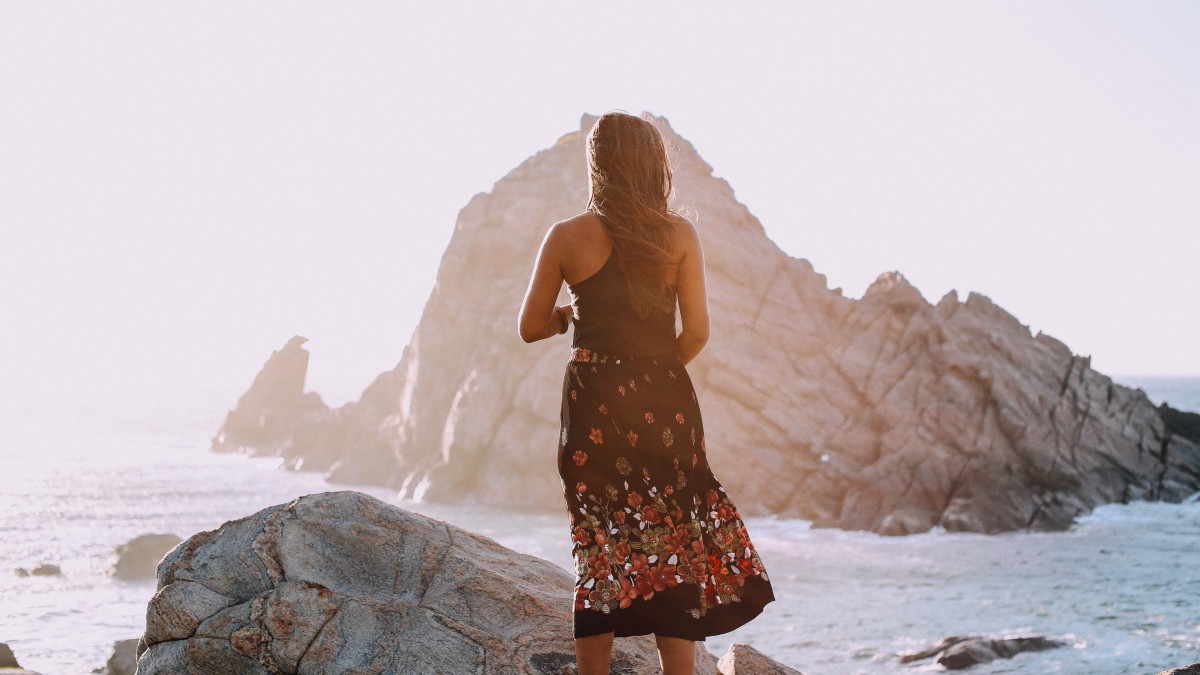 孤独一人的女子背影图片