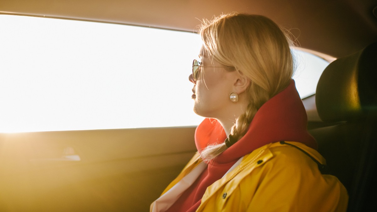 望向车窗外的女生图片