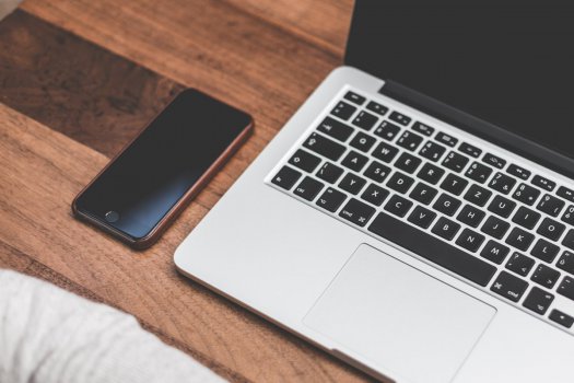 办公桌一角 笔记本电脑 4k图片图片,4k高清其它图片,娟娟壁纸