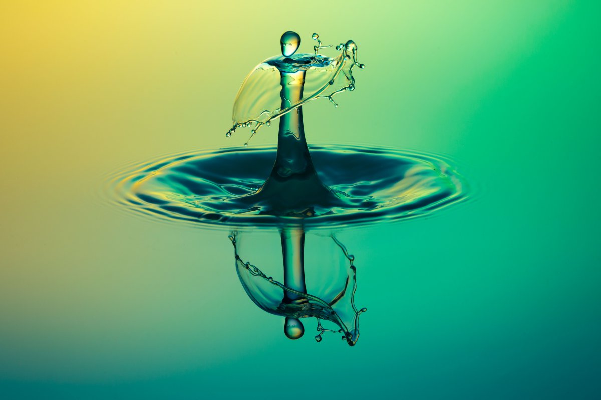 高速摄影水一滴水外星人舞水游戏水的倒影5k创意图片图片