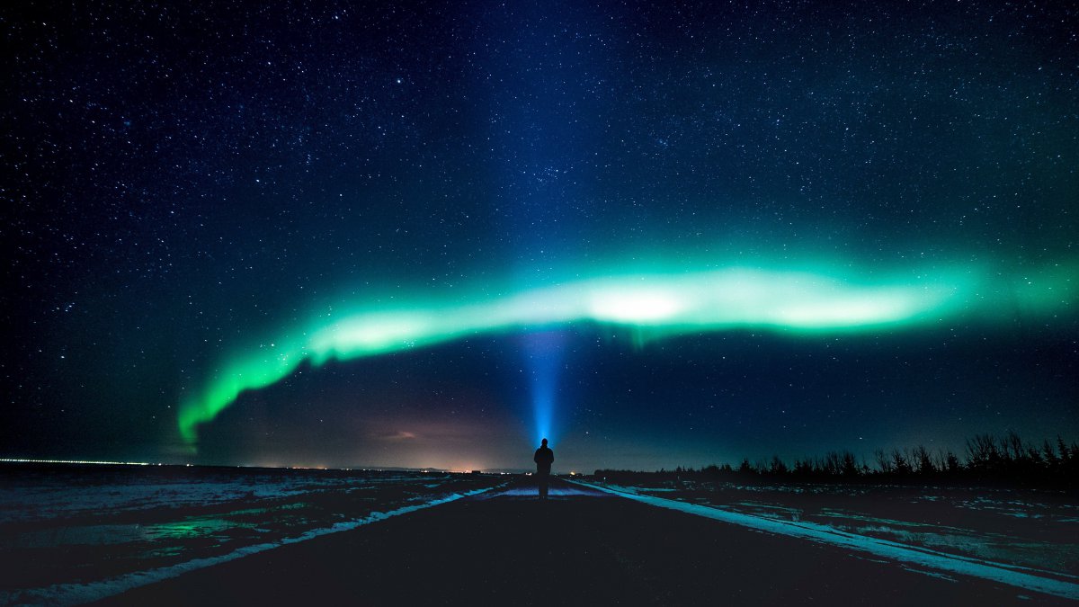 单独享受北极极光之夜风景图片
