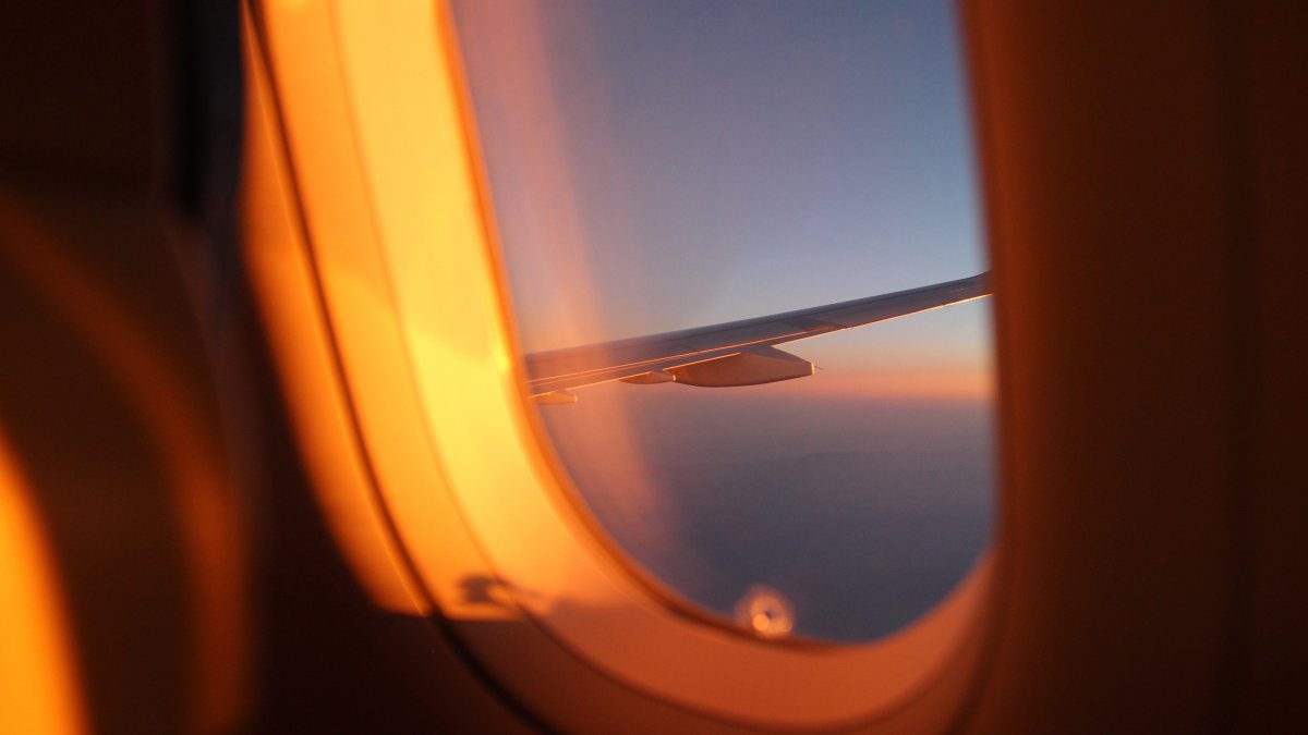 飞机窗口壁纸图片