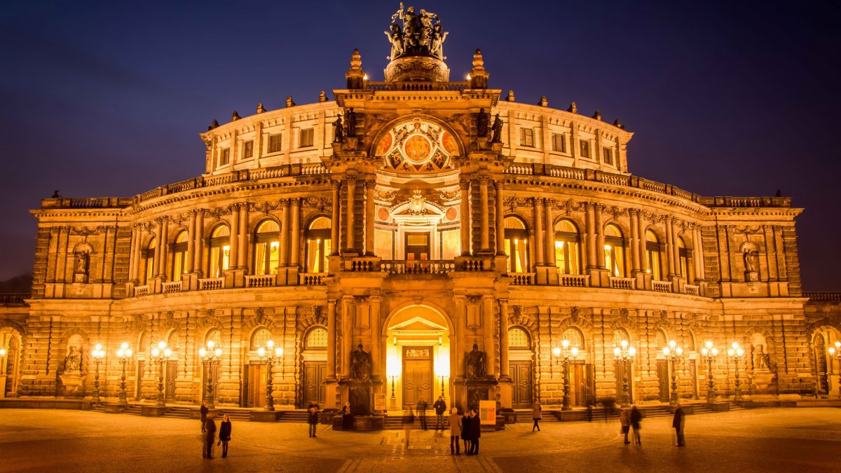 德累斯顿歌剧院建筑夜间图片