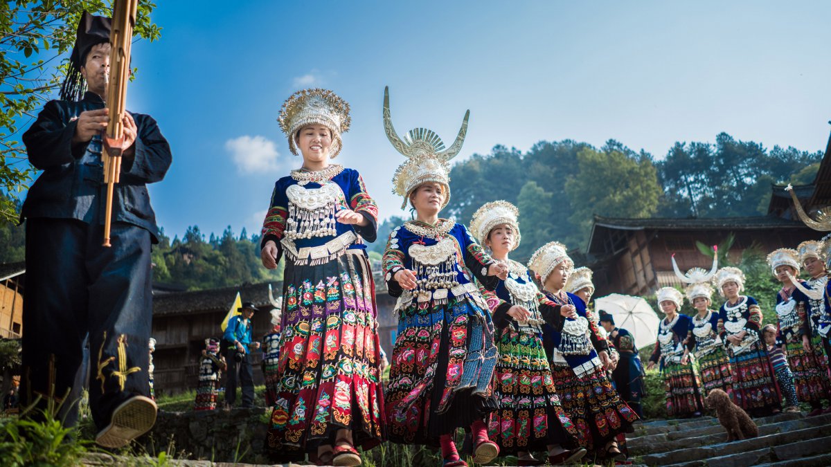 中国旅游苗寨民族舞蹈服饰图片
