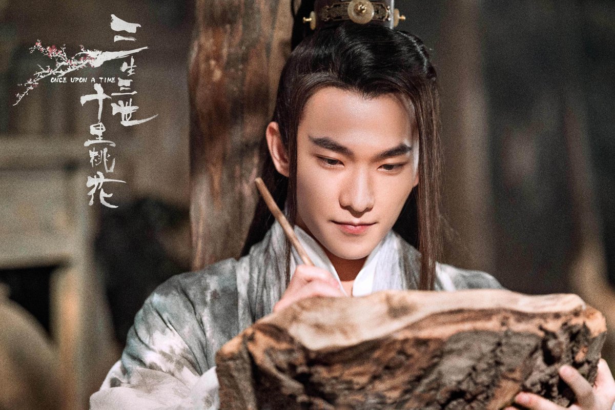 三生三世十里桃花 杨洋手执画笔深情开画的剧照图片图片