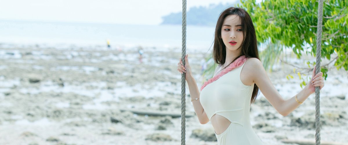 于思琪海边荡秋千美女带鱼屏图片