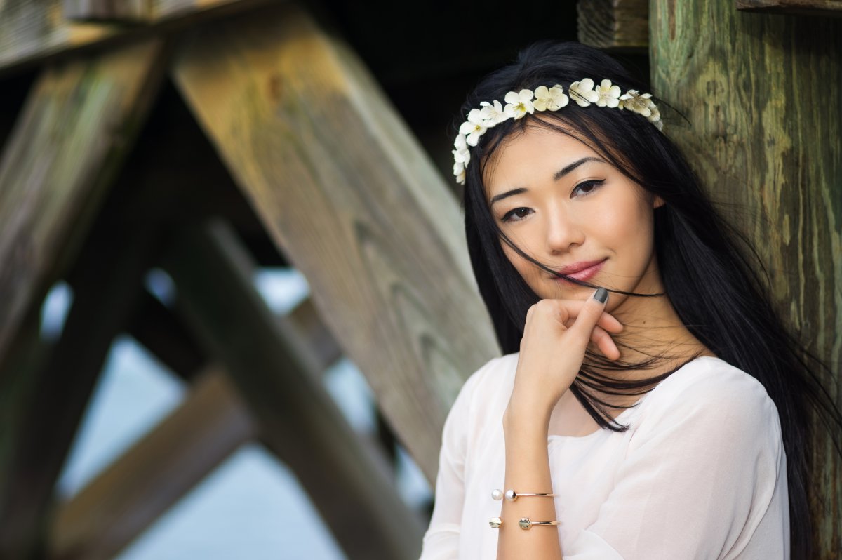 女孩漂亮的脸花环白色裙子4k美女图片