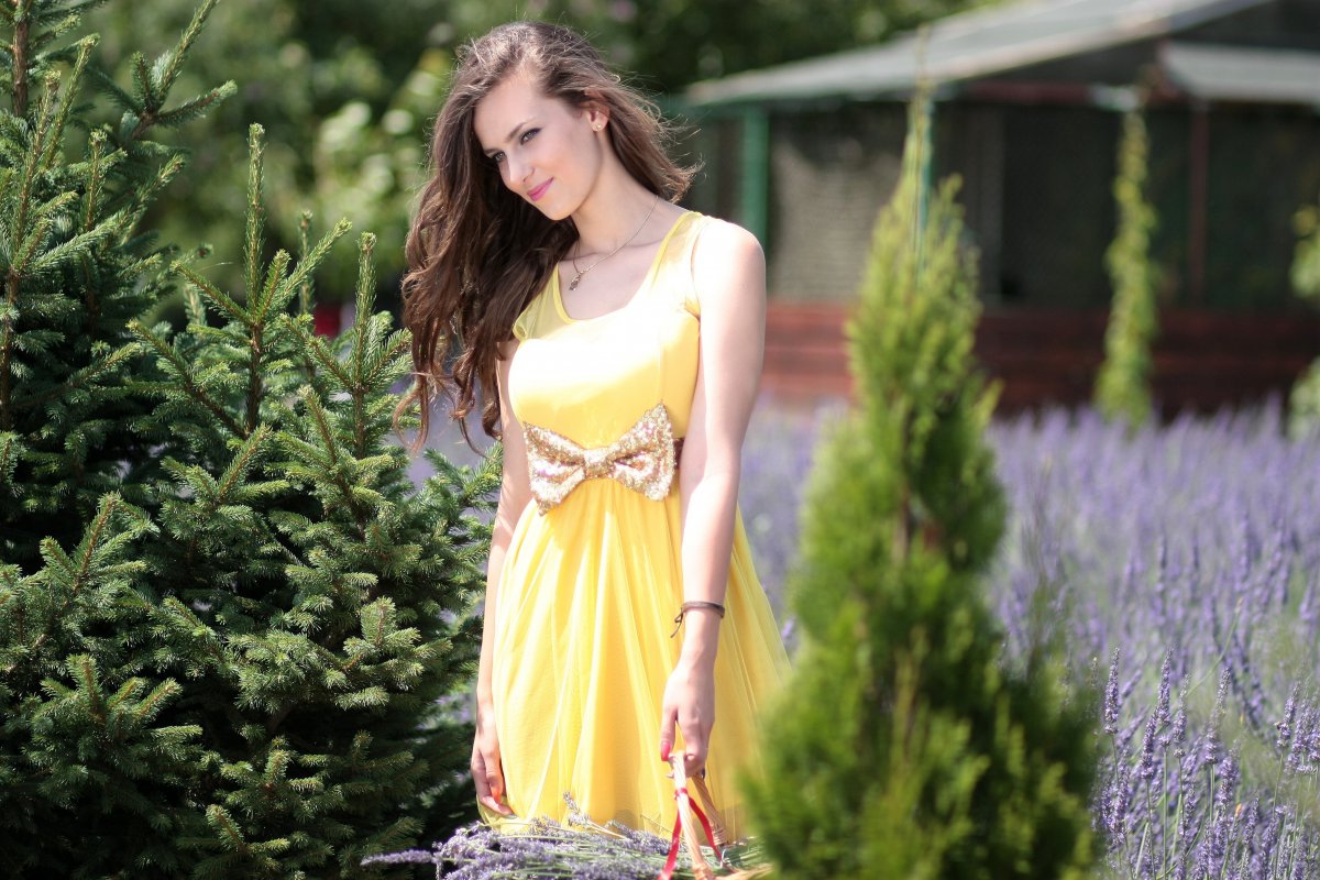 女孩 微笑 薰衣草 鲜花 美女摄影4k图片,4k高清美女图片,娟娟壁纸