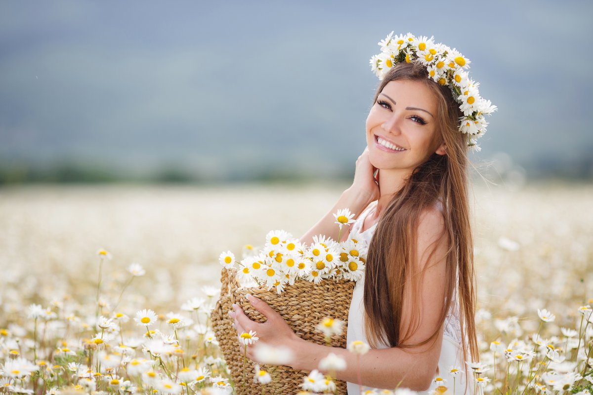 棕发美女 花环 洋甘菊花 4k美女图片图片,4k高清美女图片,娟娟壁纸