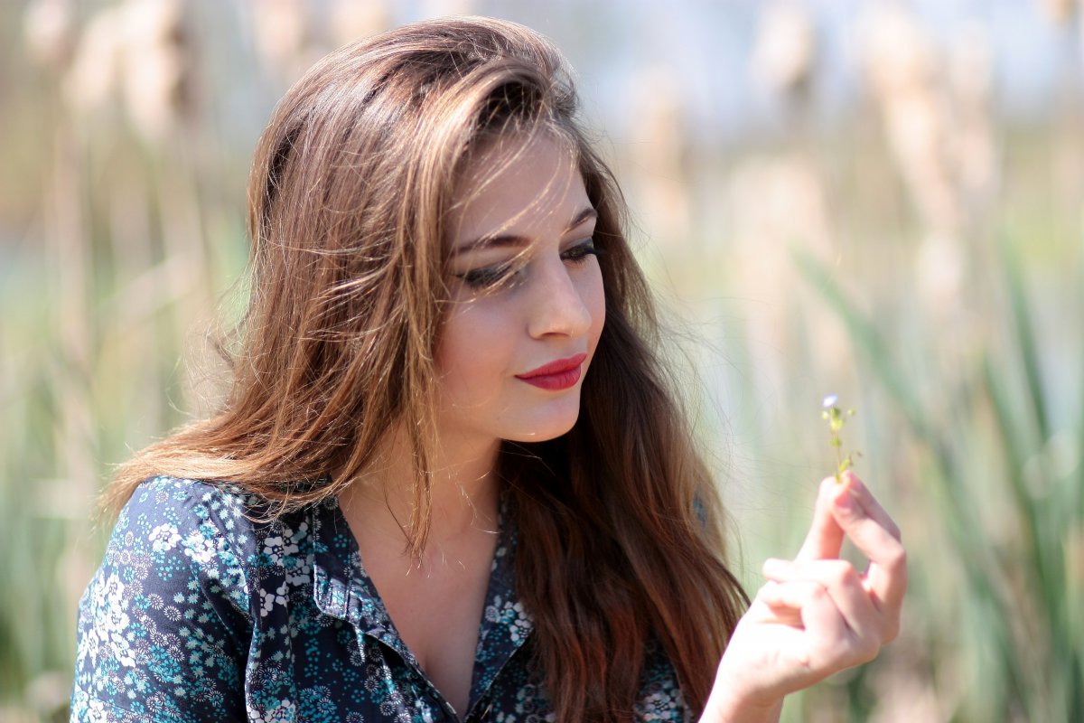 金发性感美女 户外 小花 4k图片,4k高清美女图片,娟娟壁纸