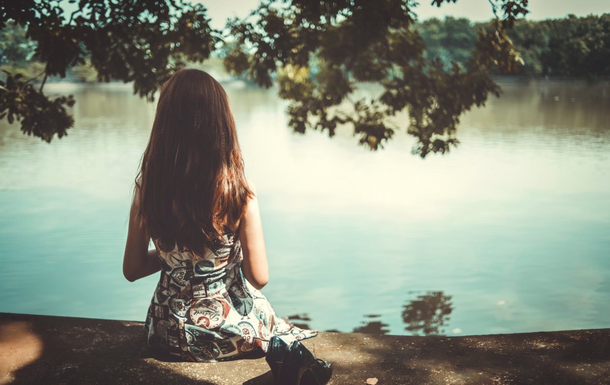 湖畔坐着的美女唯美4k图片