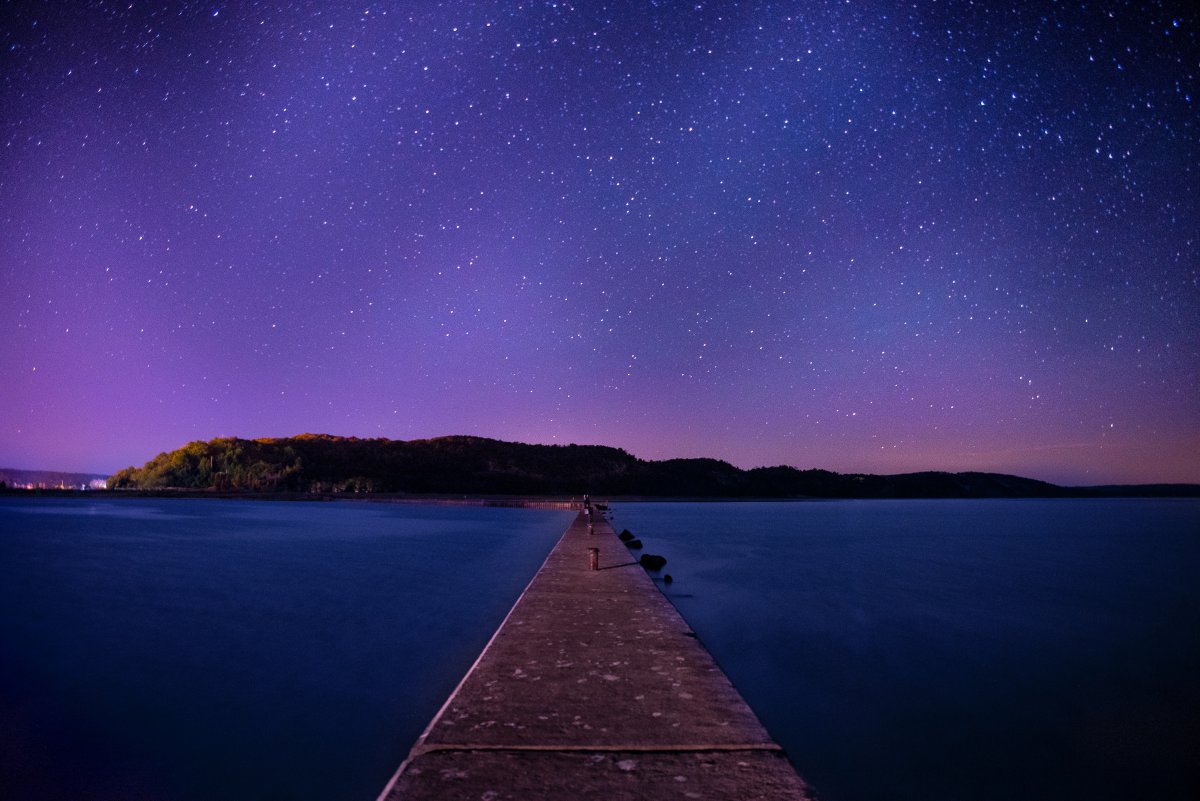 湖码头夜晚星空风景4k图片