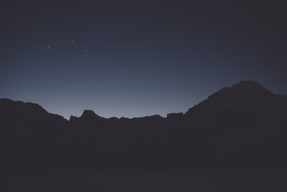 夜晚的山星空风景4k图片