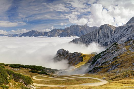 山峰脚下的小屋4k风景图片图片