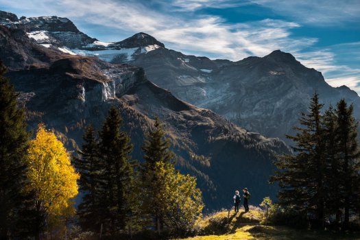 登山的旅行者4k風景圖片圖片