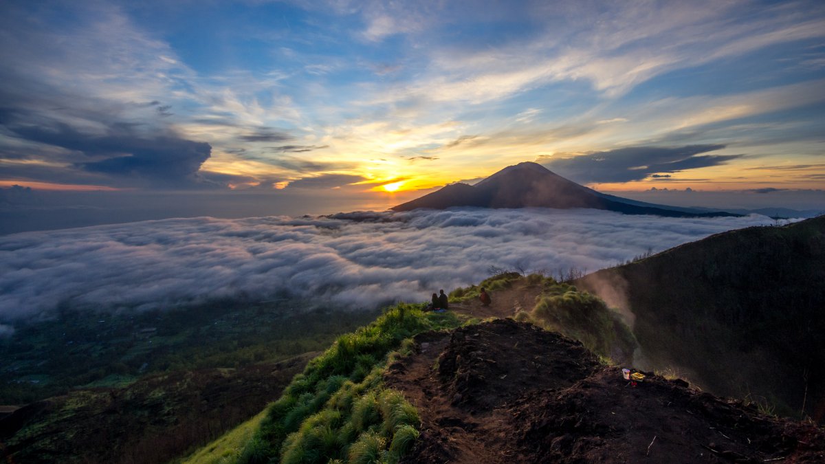 印度尼西亚度巴吞尔火山顶部早晨太阳风景4k图片