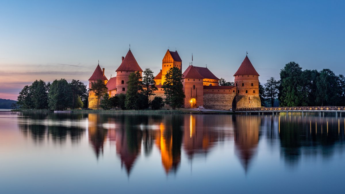 立陶宛特拉凯城堡日落风景照片图片