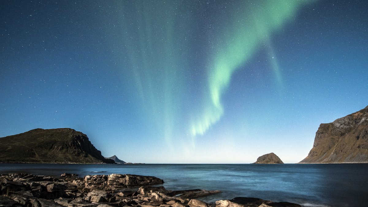 海岸岩石繁星点点天空海洋地平线图片