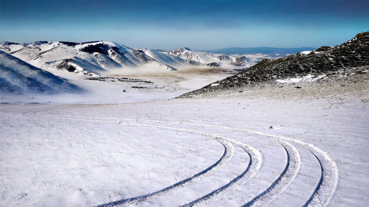冬季草原冰雪覆盖高速公路图片