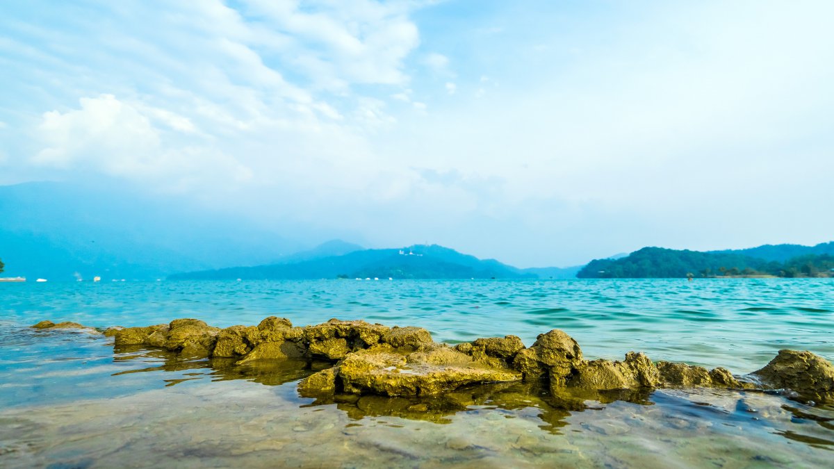 台湾日月潭岩石蓝天白云图片