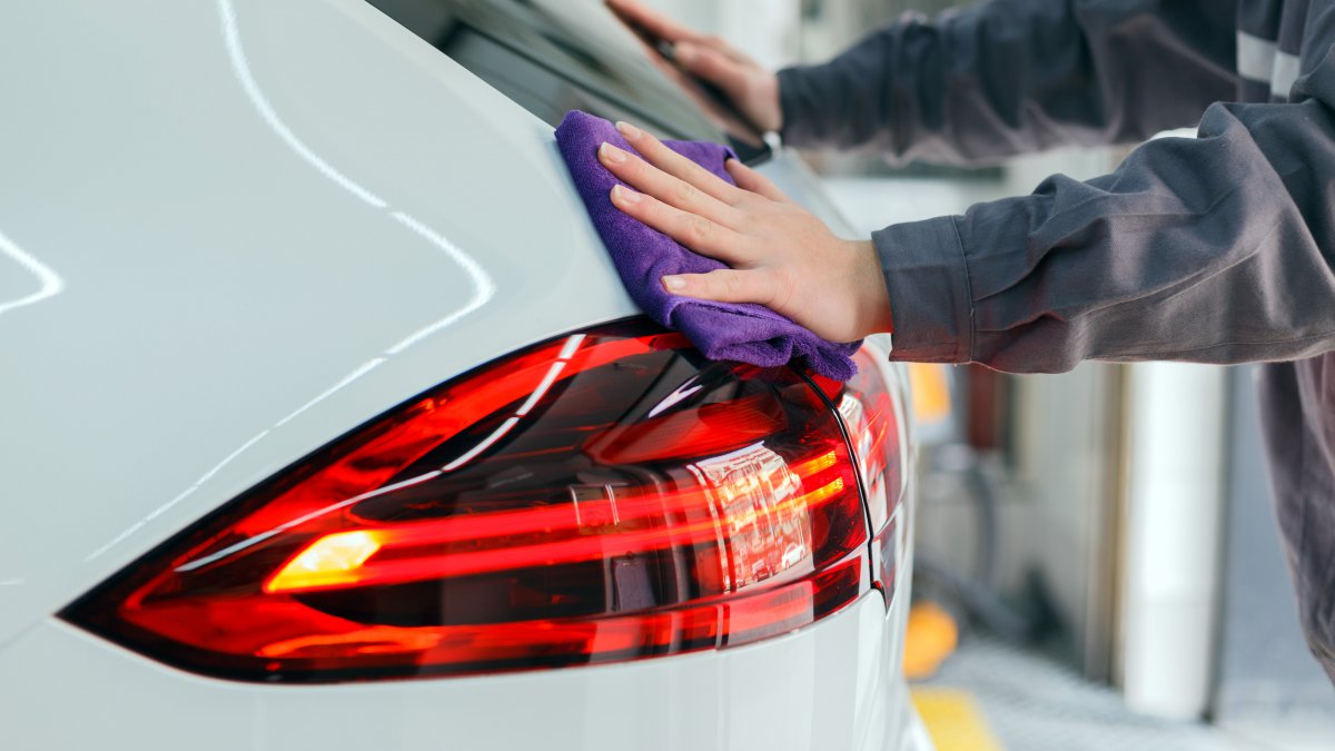 4s汽车美容服务红色尾灯特写图片