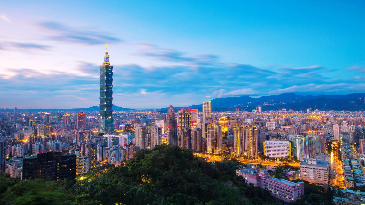 台湾台北101摩天大楼夜地平线图片