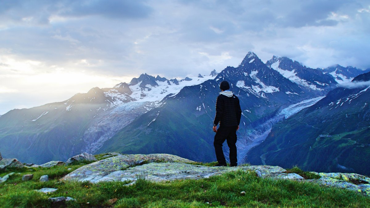 旅游高山草甸雪高峰日出图片
