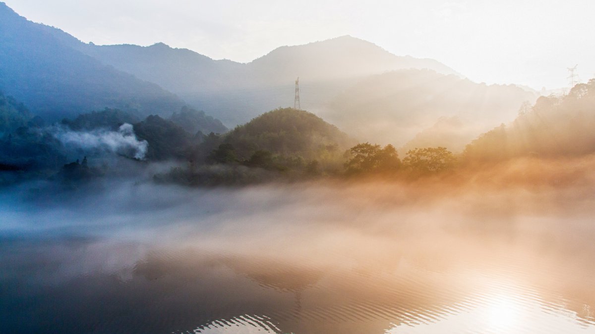 东江湖早晨有薄雾日出反射图片