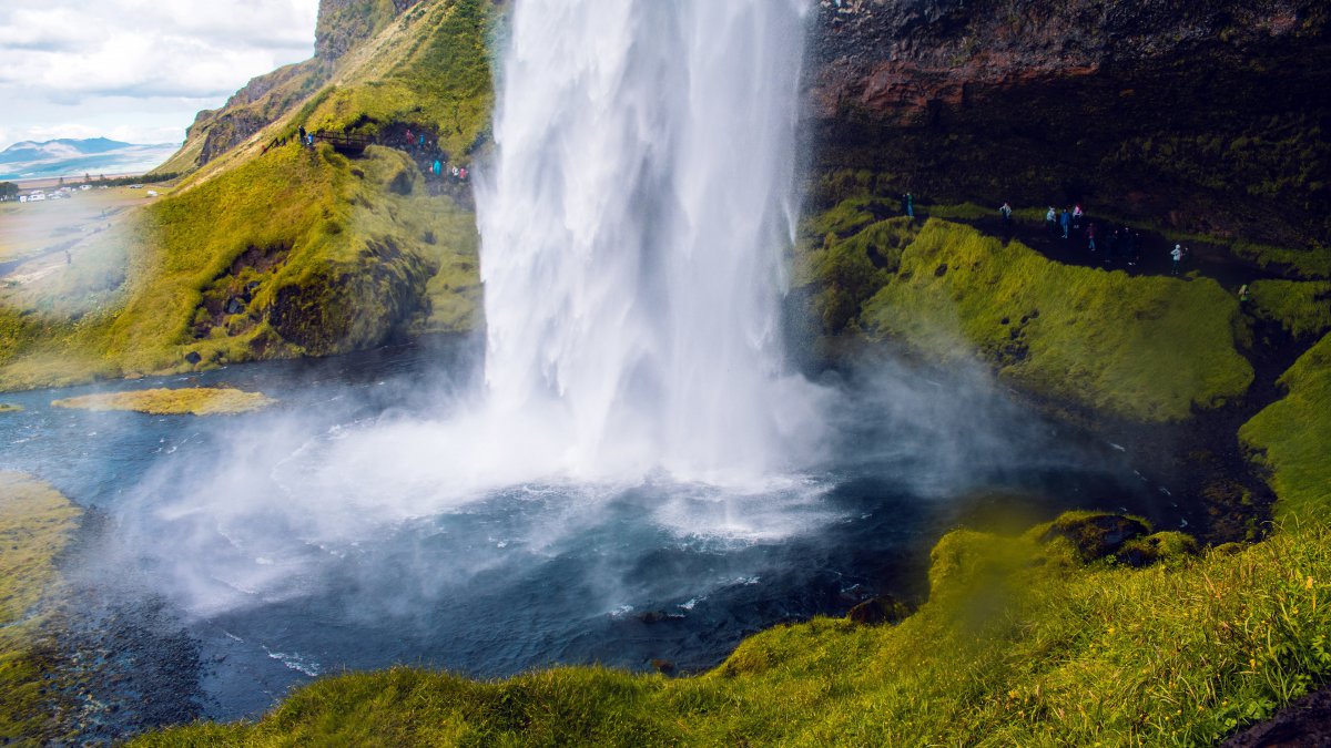 冰岛旅游峡谷瀑布绿色草图片