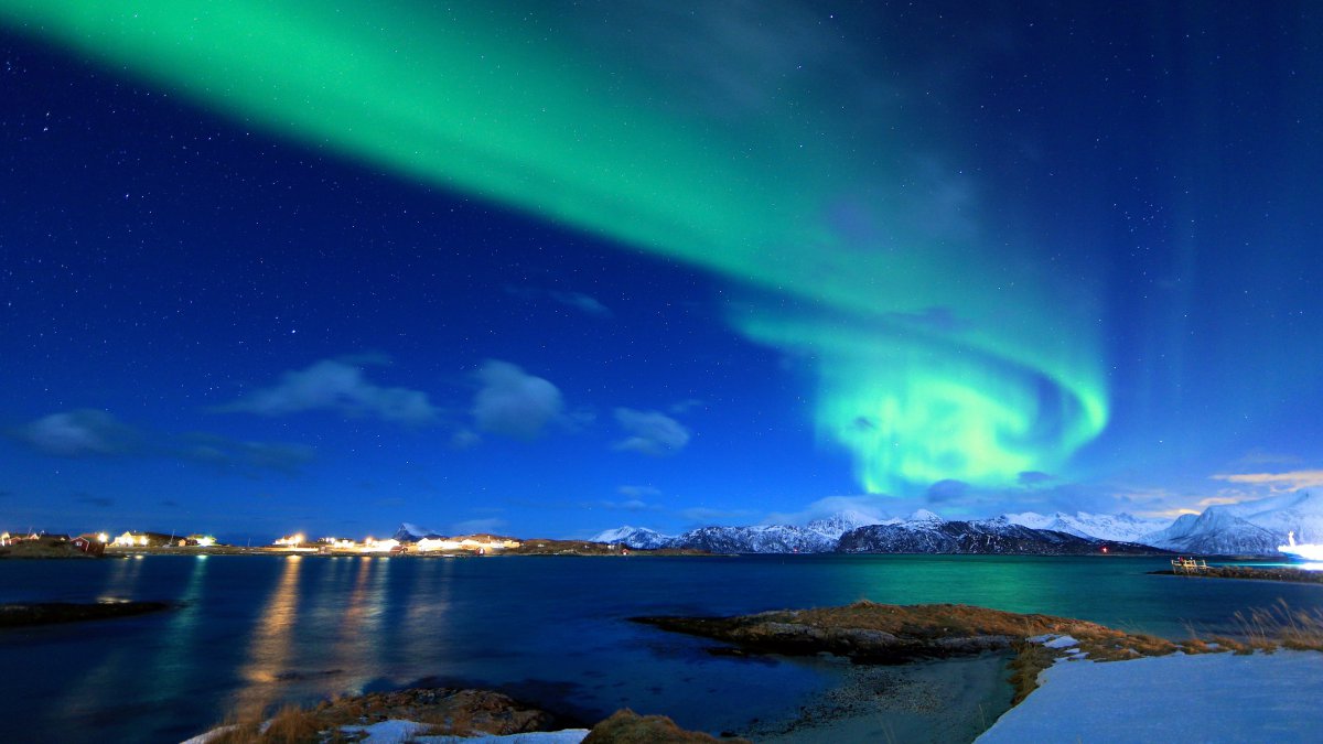 挪威村庄雪绿色极光夜图片