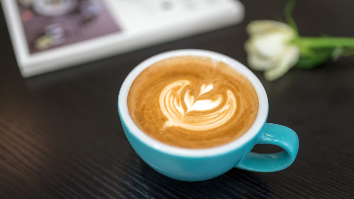 蓝色摩卡咖啡白色兰花特写镜头图片