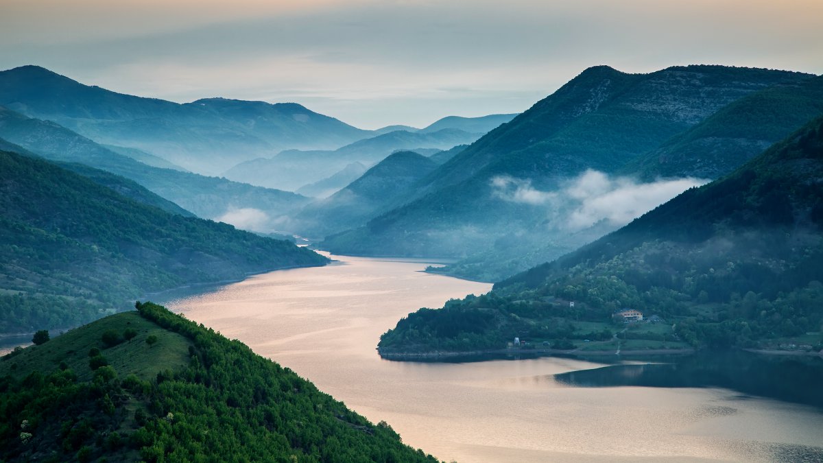 雾蒙蒙的日出山川河流风景图片