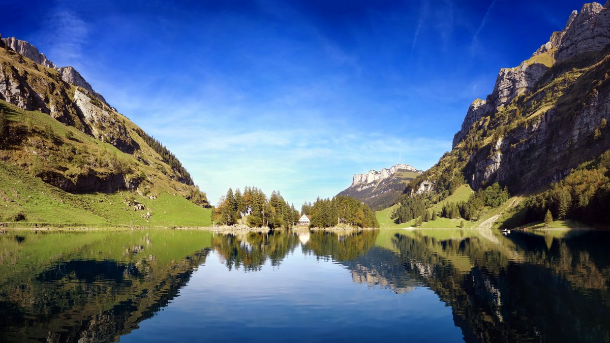瑞士阿尔卑斯山脉的一个湖泊风景图片